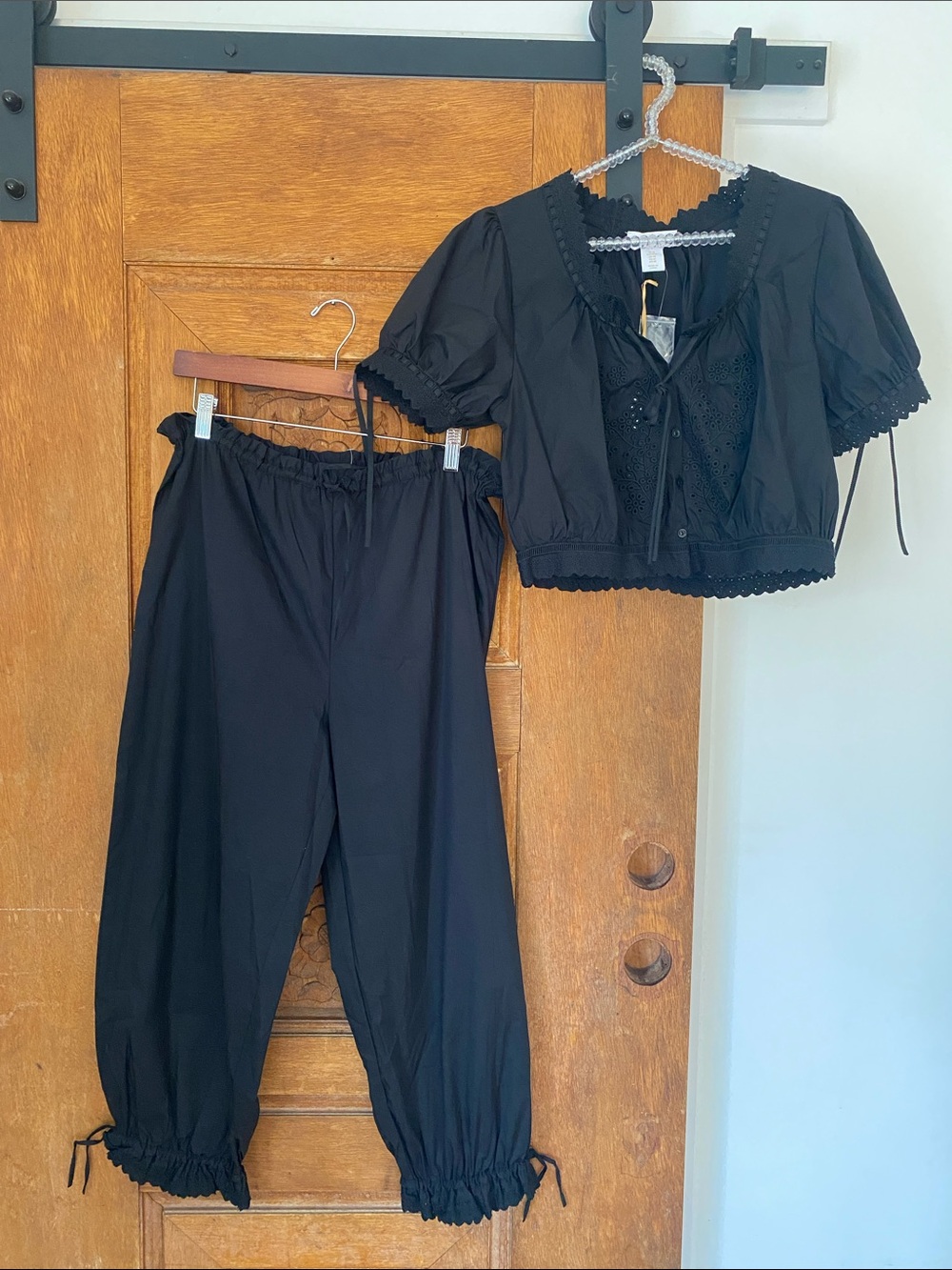 NWT House of Harlow 2 piece set bloomer pant crop eyelet button down top Medium